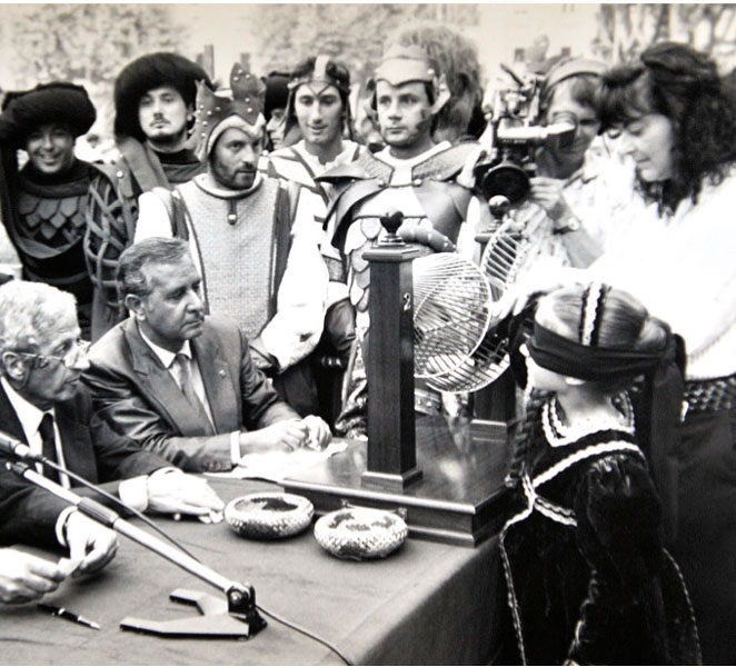 Accadde nel secondo trimestre 2002- 1912 Vent’anni fa il Palio con la Dea Bendata Il momento dell'abbinamento dei biglietti della lotteria con l'estrazione in pista prima della finale. Il primo premio di due miliardi andò a Frosinone