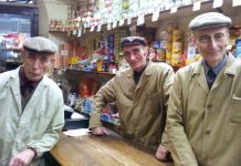 In questa bottega impacchettano anche il tempo I fratelli pistone storici bottegai di Canelli: da sinistra Giovanni (scomparso a metà novembre), Marcello e Piero. Alle elementari, Marcello fu compagno di banco dell’ex premier Giuliano Amato, sfollato con la famiglia a Canelli in tempo di guerra