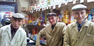 In questa bottega impacchettano anche il tempo I fratelli pistone storici bottegai di Canelli: da sinistra Giovanni (scomparso a metà novembre), Marcello e Piero. Alle elementari, Marcello fu compagno di banco dell’ex premier Giuliano Amato, sfollato con la famiglia a Canelli in tempo di guerra