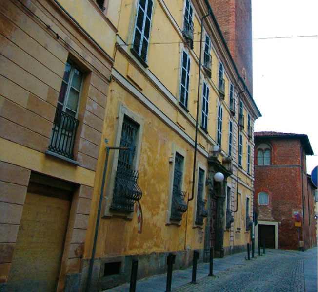 Il palazzo di via Quintino Sella che conserva la torre medioevale