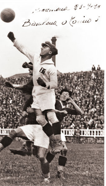 Il salto a difesa della porta del Torino in trasferta a Barcellona nel 1926: i granata segnarono 5 goal e Censin Bosia non fece mai passare la palla tirata dagli spagnoli