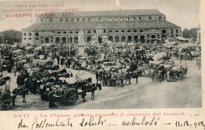 Il mondo scomparso dei bachi da seta Cartolina di propaganda dello stabilimento Bacologico Astese Giuseppe Solaro mostra Piazza Alfieri con l'Alla sullo sfondo durante il mercato dei bozzoli