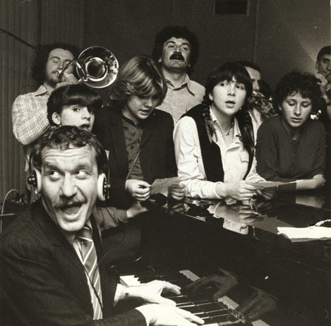 Paolo Conte: avvocato, cantautore… enigmista Paolo Conte nello studio a Torino con altri musicisti astigiani durante la registrazione di Torretta Calipso nella primavera del 1980