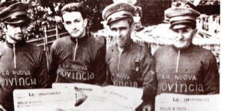 Quando la “nera” tornò a far notizia Prima metà degli Anni Cinquanta. Quattro strilloni “sponsorizzati” dal giornale “La Nuova Provincia” destinato a cambiare gli equilibri dell’editora locale. Giravano la città con le loro biciclette a vendere i giornali. Da sinistra il mitico “Primo” Lamberti, Gianni, Erminio Salvadeo e Morando da “Asti Testimonianze di ieri...” Venanzio Malfatto, Editrice Basegrafica Cuneo