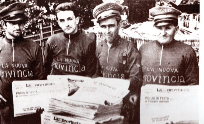 Quando la “nera” tornò a far notizia Prima metà degli Anni Cinquanta. Quattro strilloni “sponsorizzati” dal giornale “La Nuova Provincia” destinato a cambiare gli equilibri dell’editora locale. Giravano la città con le loro biciclette a vendere i giornali. Da sinistra il mitico “Primo” Lamberti, Gianni, Erminio Salvadeo e Morando da “Asti Testimonianze di ieri...” Venanzio Malfatto, Editrice Basegrafica Cuneo