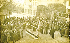 Una storica immagine della fagiolata sulla piazza di Castiglione nel 1921 quando il paese era ancora comune prima di essere inglobato in quello di Asti