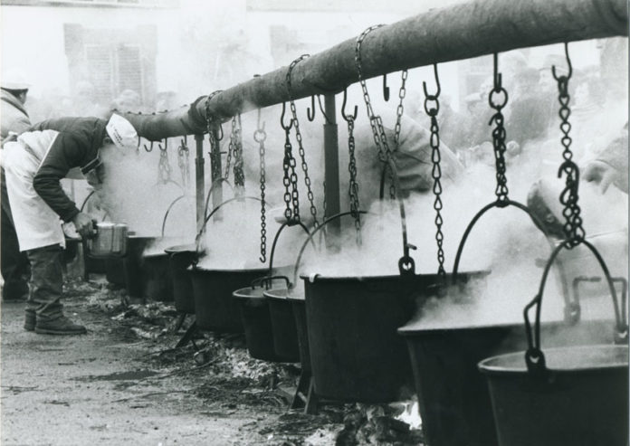 La fagiolata di Castiglione Il fumo dei paioli annuncia la festa, le “caudere” sono 62 e vengono distribuite oltre 7200 porzioni