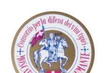 I signori del brindisi L'evoluzione del marchio del Consorzio disegnato nel 1932 da Ottavio Baussano. Il San Secondo a cavallo è rimasto al centro pur nell'ammodernamento dell'interpretazione grafica fino ai giorni nostri