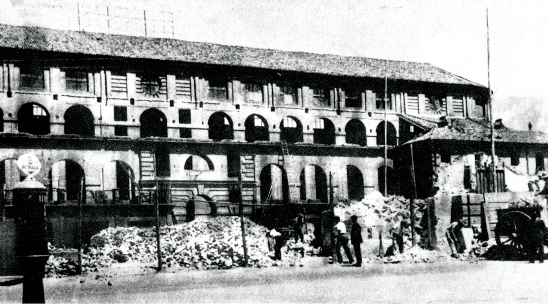L’Alla in fase di demolizione in una foto datata 1934. Alle sue spalle, l’anno successivo, venne edificata la Casa Littoria secondo il progetto di Ottorino Aloisio. Il nuovo Palazzo della Provincia sorse soltanto nel 1961