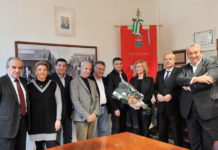 Provincia L'ultima giunta provinciale in carica fino all'ottobre 2012 con la presidente Armosino, al centro con il mazzo di fiori, e gli assessori (da sinistra): Ferraris, Conti, Marinetto, Baudo, Versè, Cardona, Sodano, Brusa