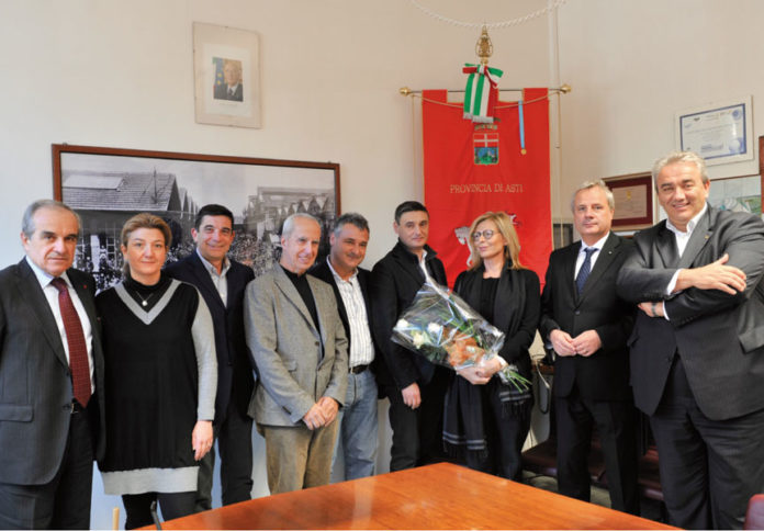 Provincia L'ultima giunta provinciale in carica fino all'ottobre 2012 con la presidente Armosino, al centro con il mazzo di fiori, e gli assessori (da sinistra): Ferraris, Conti, Marinetto, Baudo, Versè, Cardona, Sodano, Brusa