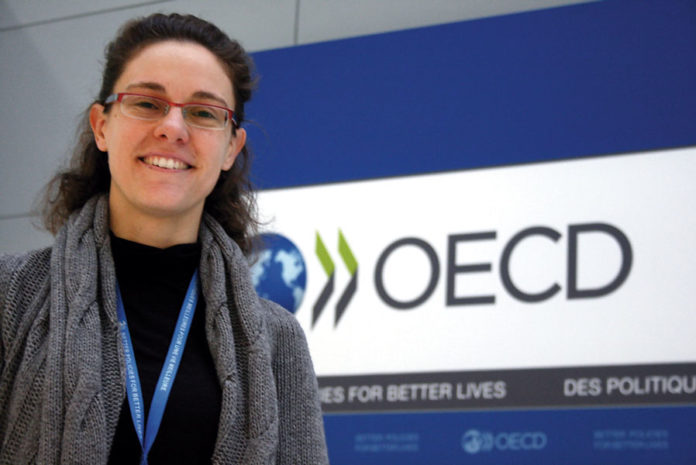 Da Parigi spiega agli europei i rebus della Finanza Chiara Monticone analista OCSE