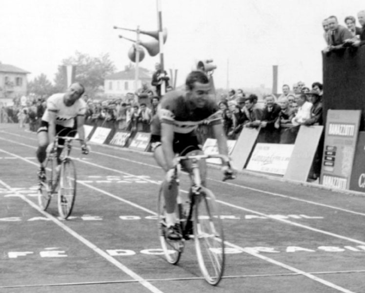 Vito Taccone taglia il traguardo dello stadio comunale all’arrivo della tappa La Spezia-Asti del Giro d’Italia del 1963.