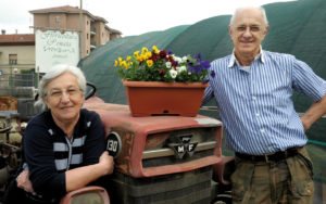 Renata Triverti con il marito Enzo Longo e il loro trattore “Picinin”
