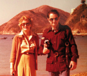 d’Anelli con la moglie Annamaria durante una vacanza in Africa negli Anni ’70 con l’immancabile cinepresa