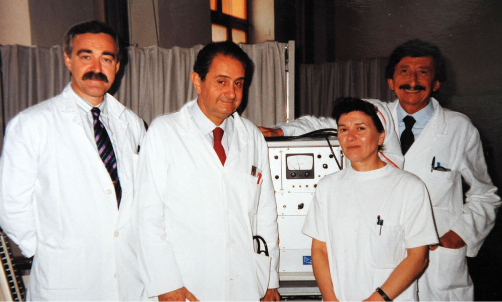 Il professor d’Anelli in reparto con la caposala Marina Gerbi e i dottori Nanni Zola (a sinistra) e Alberto Caratti