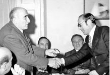 Leonardo Cendola, l’uomo della “ripartenza” sportiva 1970: Leonardo Cendola, a sinistra, premia Michele Serra che sarebbe a sua volta diventato presidente del Coni astigiano a metà degli anni ’90.