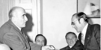 Leonardo Cendola, l’uomo della “ripartenza” sportiva 1970: Leonardo Cendola, a sinistra, premia Michele Serra che sarebbe a sua volta diventato presidente del Coni astigiano a metà degli anni ’90.