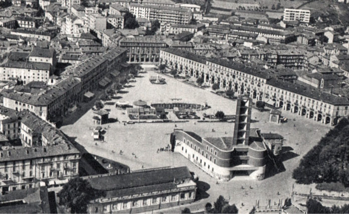 Per noi ragazzi Piazza Alfieri era il mondo Una cartolina di piazza Alfieri subito dopo la seconda guerra mondiale, quando non c’era più l’Alla, demolita nel 1935, e non ancora il palazzo della Provincia, sorto nel 1961