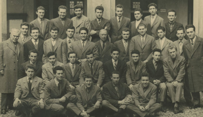 Maturità 1957, il racconto di una classe La foto di classe della Quinta A ragionieri del Giobert scattata nella primavera del 1957