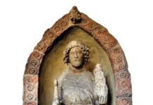 A Quarto la vera statua. Sulla Collegiata una controfigura