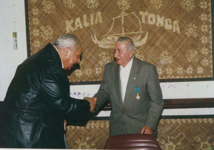 L’astigiano più famoso dei Mari del Sud Giulio Massasso divenuto Console d’Italia, ricevuto dall’amico re Tupou IV di cui è stato per anni consigliere agricolo