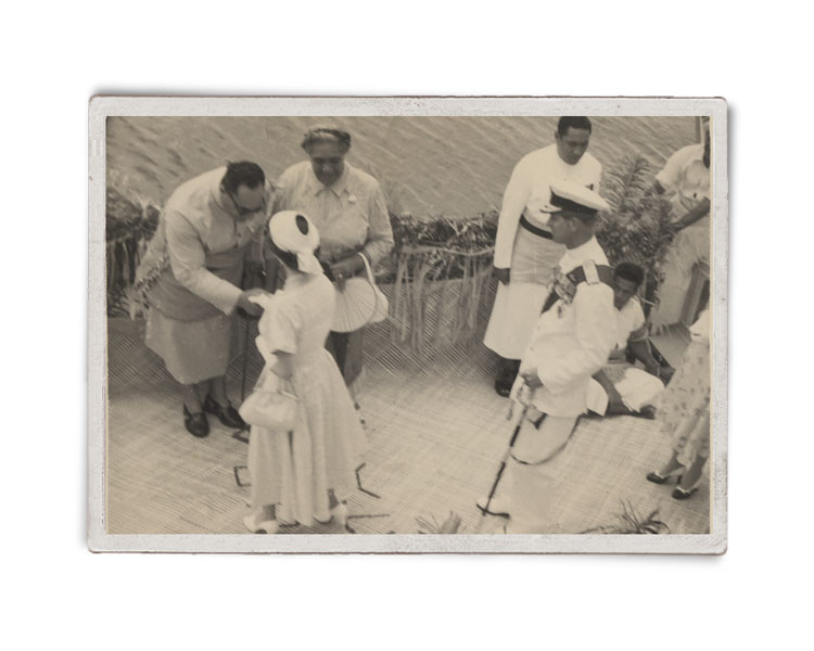 Anni ’50: foto scattata da Massasso all’arrivo della Regina Elisabetta II, ricevuta a Tonga dal re Tupou IV
