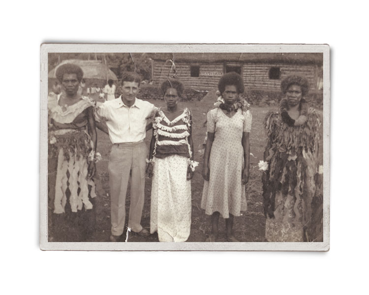 Massasso con un gruppo di donne delle isole Fijii “vestite per la loro danza”