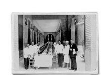 La Jucci e l’epopea del Falcon Vecchio Giovanni Chiusano, papà di Jucci e grande “patron” del Falcon Vecchio in primo piano durante una cena sotto i portici di piazza San Secondo e nella sua osteria-ristorante