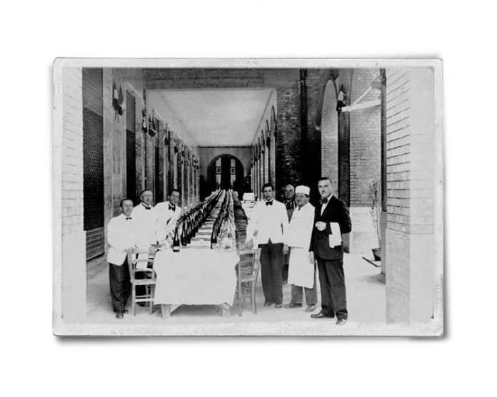 La Jucci e l’epopea del Falcon Vecchio Giovanni Chiusano, papà di Jucci e grande “patron” del Falcon Vecchio in primo piano durante una cena sotto i portici di piazza San Secondo e nella sua osteria-ristorante