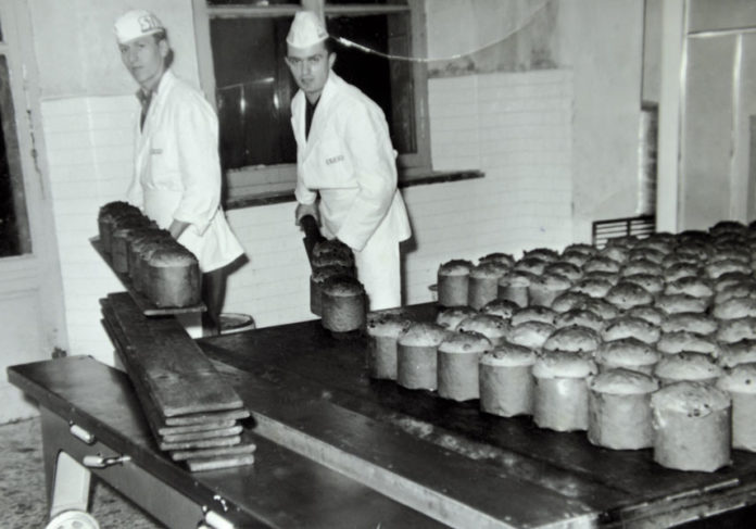 Il lievito madre racconta una storia dolce La preparazione dei panettoni