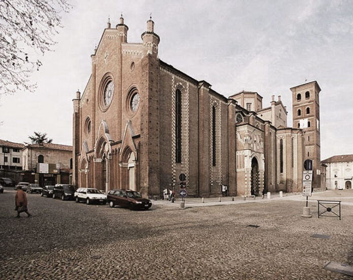 Perché non asfaltiamo piazza Cattedrale? Un dubbio “turistico”