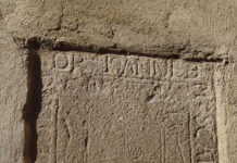 Una misteriosa lapide nel cortile del palazzo degli Anni ’60