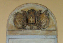 Due lapidi ricordano il Collegio Militare in piazza Catena