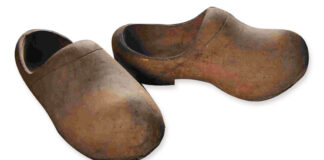 Zoccoli ai piedi come sculture d’arte povera