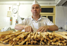 Da tre generazioni fanno cantare il forno a San Damiano