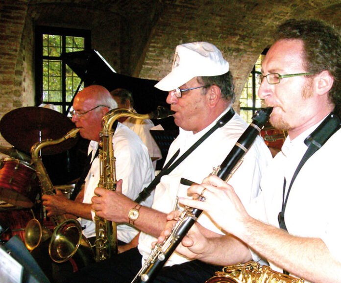 Sax e clarinetto suonati a occhi chiusi e a cuore aperto