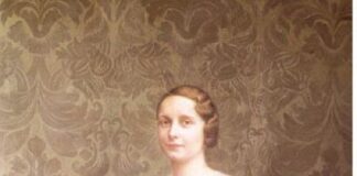 Un volto di signora in un elegante interno borghese