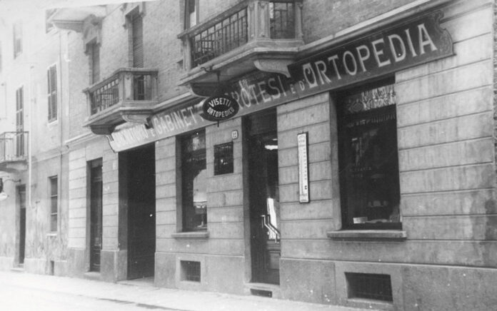 Tra busti e corsetti un secolo di moda e ortopedia