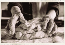 Mamma Maria, nove figli e le mani in pasta