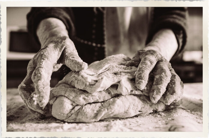 Mamma Maria, nove figli e le mani in pasta