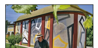 I colori di Tremlett accendono la chiesetta tra i filari del moscato