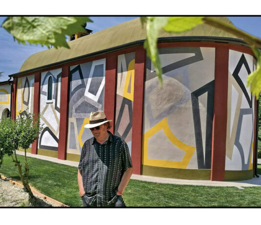 I colori di Tremlett accendono la chiesetta tra i filari del moscato