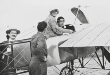 Naso all’insù, la libellula rossa vola su Asti