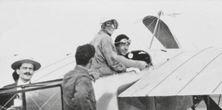 Naso all’insù, la libellula rossa vola su Asti