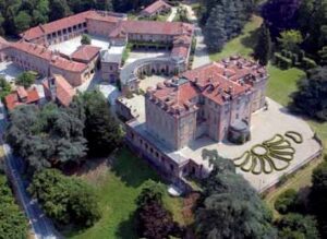A San Martino Alfieri il castello fu al centro di un distretto del vino che comprendeva Pollenzo, Barolo, Grinzane e, in seguito, Fontanafredda