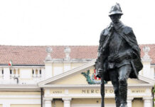 Il monumento in bronzo dedicato alle 5 storiche divisioni