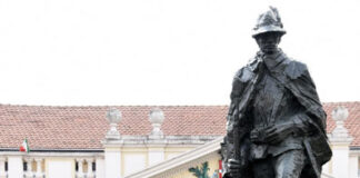Il monumento in bronzo dedicato alle 5 storiche divisioni