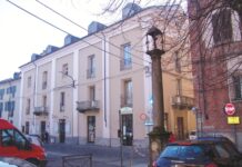 Ai piedi della colonna si bruciavano le corde degli impiccati