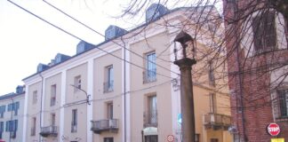 Ai piedi della colonna si bruciavano le corde degli impiccati